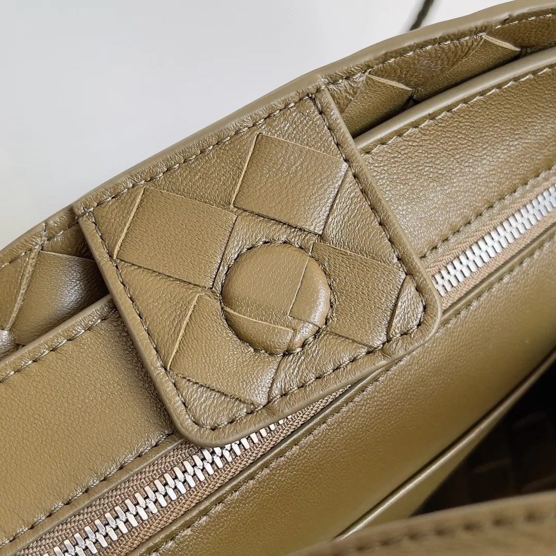 The 2023 new Andiamo batch of 1860 BV has been shipped‼ ️Really popular🔥The new Andiamo woven handbag launched by Bottega Veneta this season is really popular all over the world! ! Celebrities at home and abroad have worn it, and Oscar-winning actress Michelle Yeoh has taken it out on the street. Song Jia, Trai Yara, Yu Feihong, Sanji Ayaka, Rosie Hunting-Whiteley, Yoshioka Riho, etc. have all picked up this bag. It is classic and versatile, showing off its temperament, and the bag capacity is also large, which is very convenient for daily commuting! ! A variety of carrying methods, the shoulder straps can be adjusted by yourself, the original lambskin feels soft and delicate, and the neutral style is made to break gender boundaries and bring a more practical and longer-lasting use experience. Andiamo, which has both elegant and casual styles, perfectly interprets the true appearance of "fashionable old money style". Style number: 743568 Size: 25*22*10.5cm